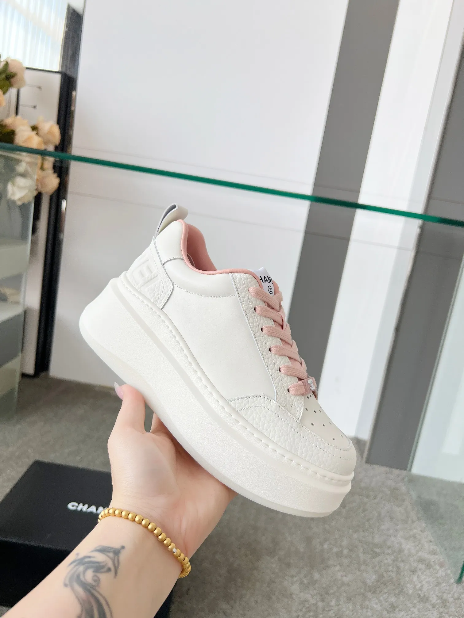👟👟Ex-factory price 540👟👟 Super popular Chanel Chanel 2025 new casual sports shoes and sneakers. Hard to find in the counter. Super beautiful color. Very versatile. Super comfortable. Full of small fragrance. Classic, durable and versatile. The upper is made of spliced materials. Genuine cowhide, sheepskin lining, original pU+Tpa sole, good resilience. Wear light, white, white and black, white and pink code number: 35-40
